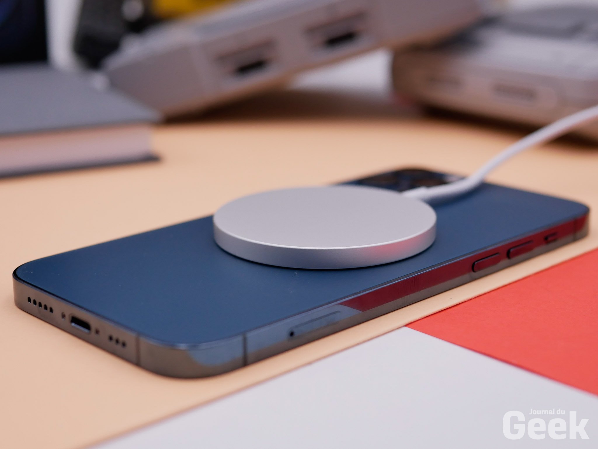 Apple MagSafe : attention, la charge sans fil pourrait marquer les coques  en cuir d'iPhone 12