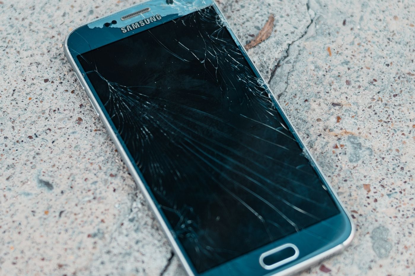 Écran de téléphone portable cassé : faut-il le faire réparer ?