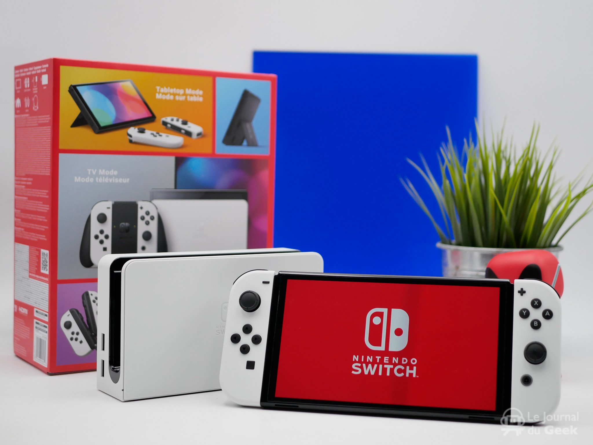 Nintendo Switch OLED - Console de jeu avec station d'accueil et manettes  Joy-Con blanche Pas Cher