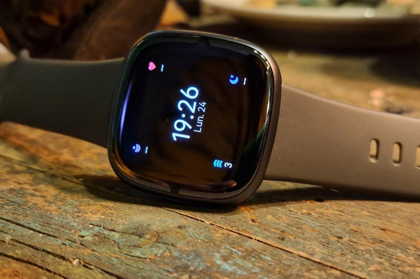 La montre connectée Fitbit Sense est en promotion sur ce site