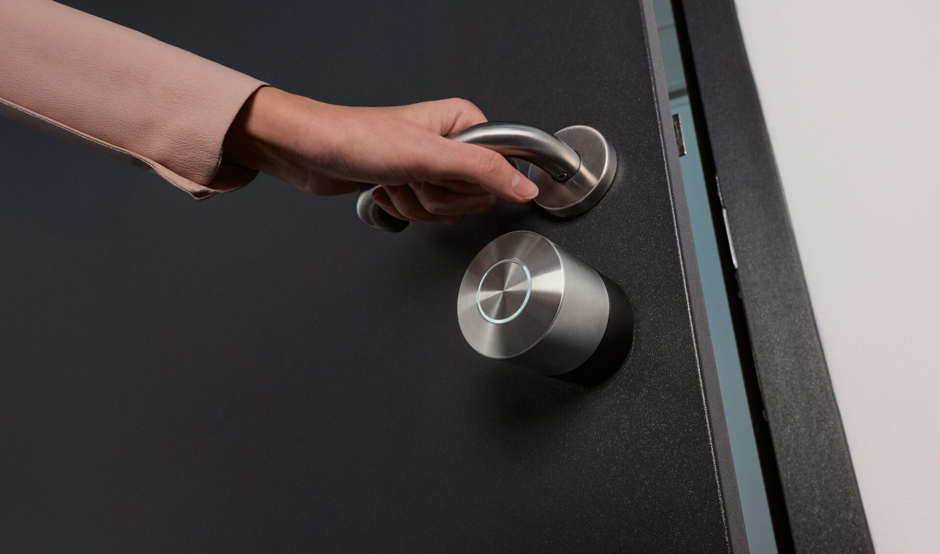 Nuki Smart Lock Pro Black Basering On Door