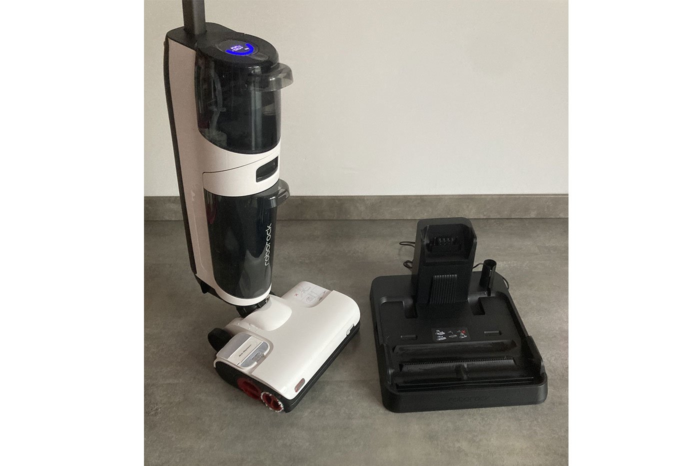 Roborock Dyad : après le robot-aspirateur et l'aspirateur balai, voici l' aspirateur laveur bourré de technologies